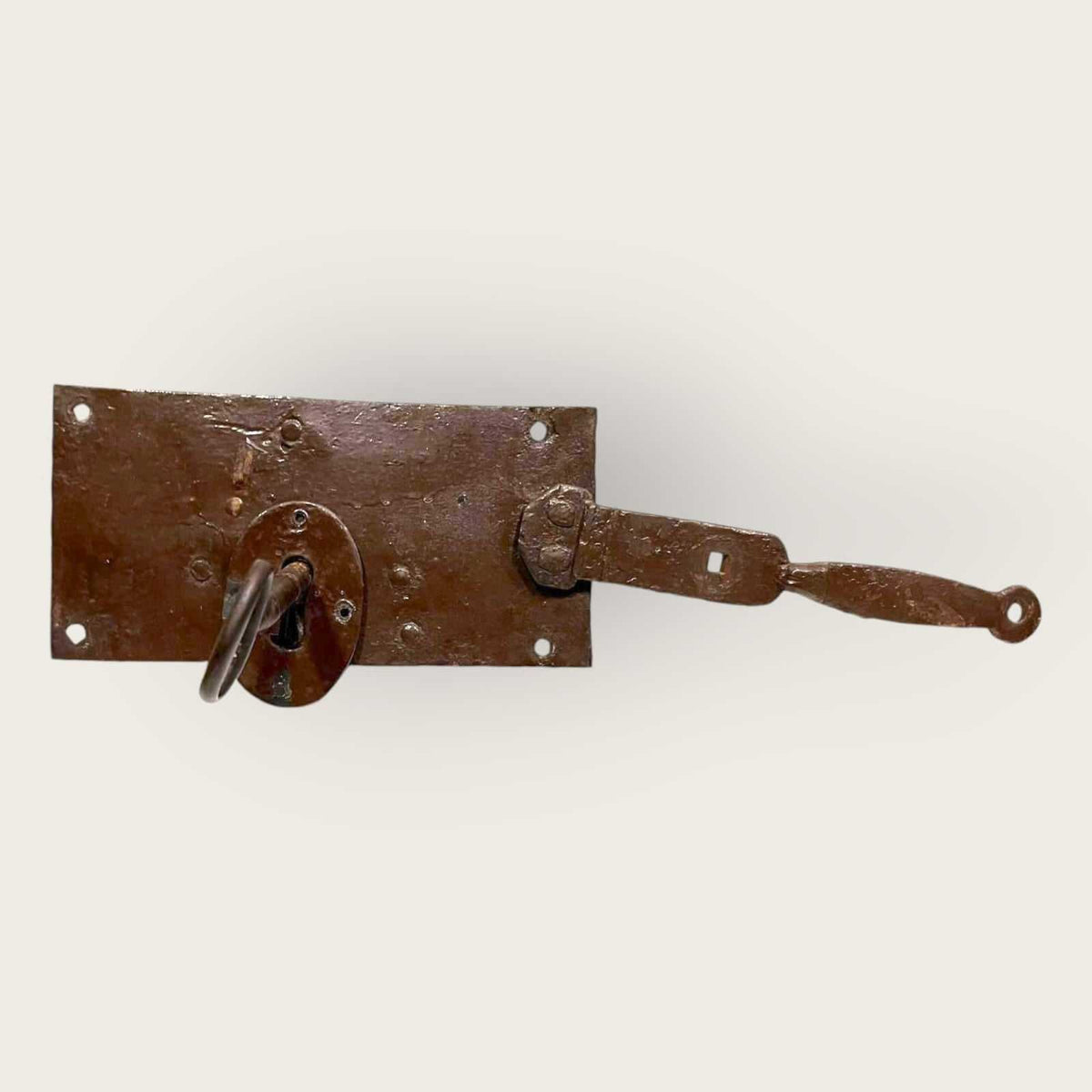 Cerradura de hierro con llave – Seguridad rústica y estilo - Cositas Antiguas – La Guadaña, Anticuarios Online en Jerez , vender antigüedades, muebles antiguos