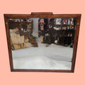 Espejo de madera con cristal biselado y marco clásico, ideal para decoración de interiores en estilo antiguo y elegante.