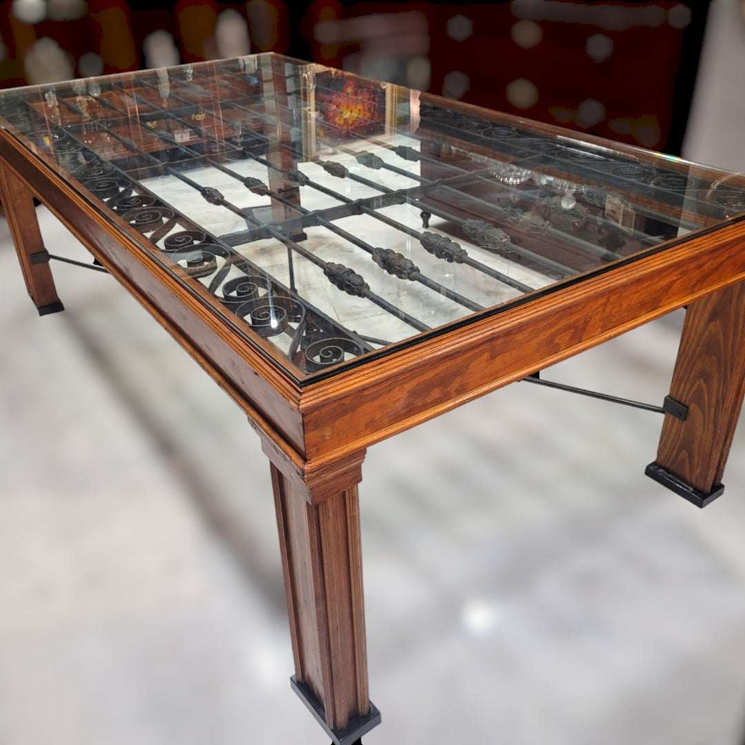 Mesa Reja Comedor con cubierta de cristal blindado, estructura de hierro forjado y base de madera, ideal para decoración de interiores modernos.
