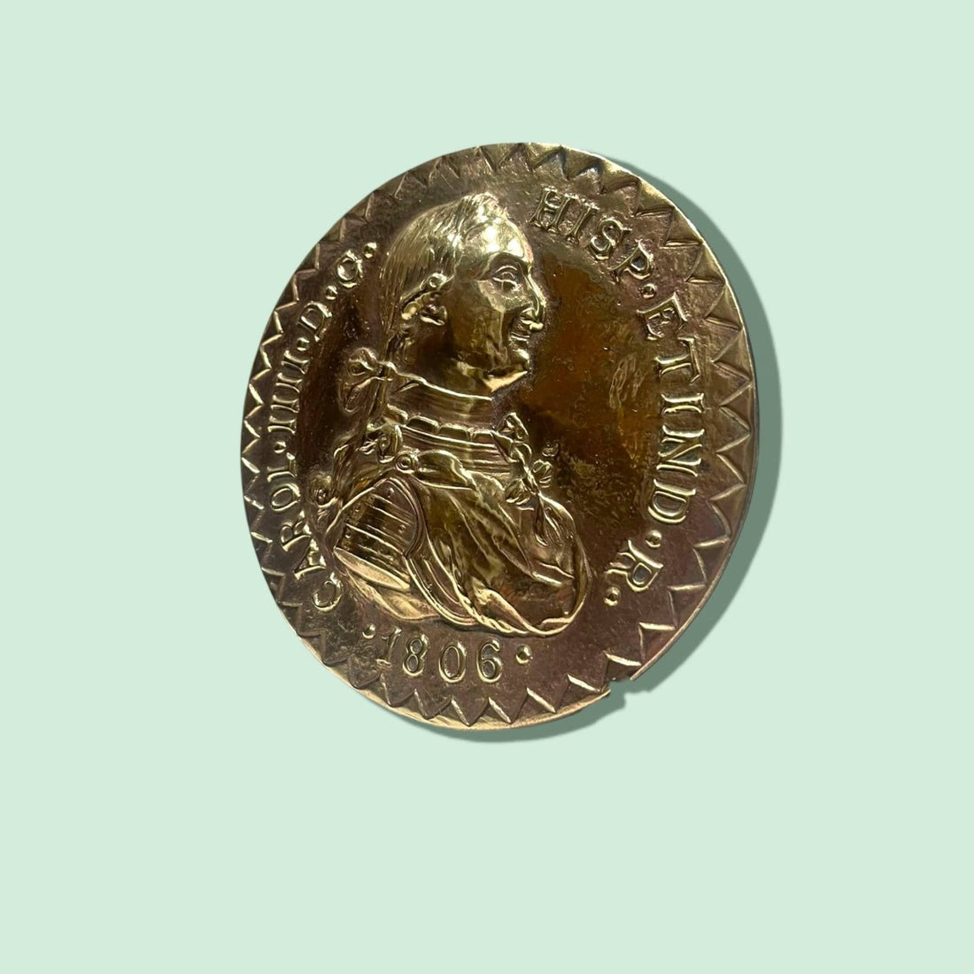 Metopa o pisapapeles de bronce con busto de Carlos IV de Borbón, año 1806, ideal para decoración clásica en hogar u oficina.