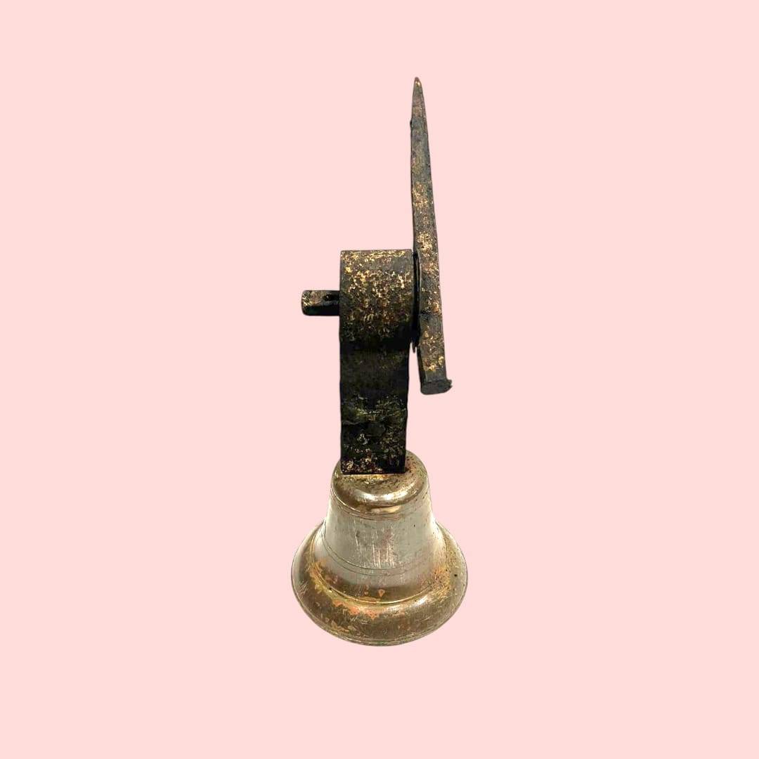 Campanilla de bronce y hierro forjado estilo clásico con soporte decorativo, ideal para entrada de hogar o negocio. Diseño antiguo para decoración vintage.