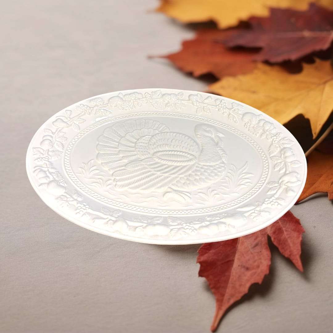 Bandeja de cerámica blanca portuguesa con relieve de pavo vista frontal