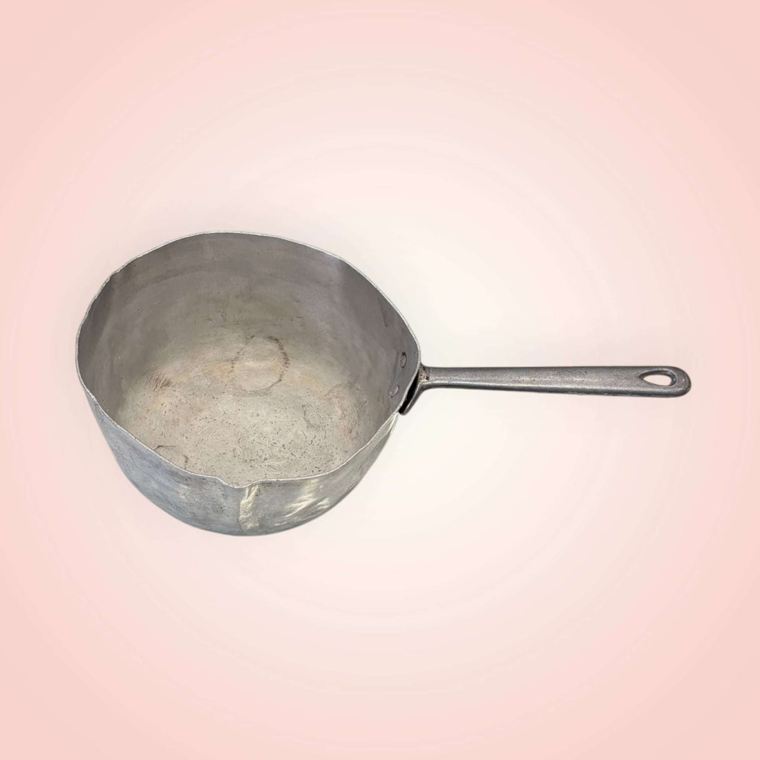 Cazo antiguo de aluminio con acabado rústico y mango largo, pieza artesanal única ideal para decoración vintage en cocina o jardín.
