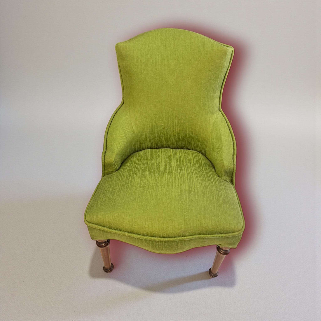 Par de descalzadoras tapizadas clásicas con patas de caoba, diseño elegante en tela verde lima. Perfectas para dormitorio o recibidor vintage.