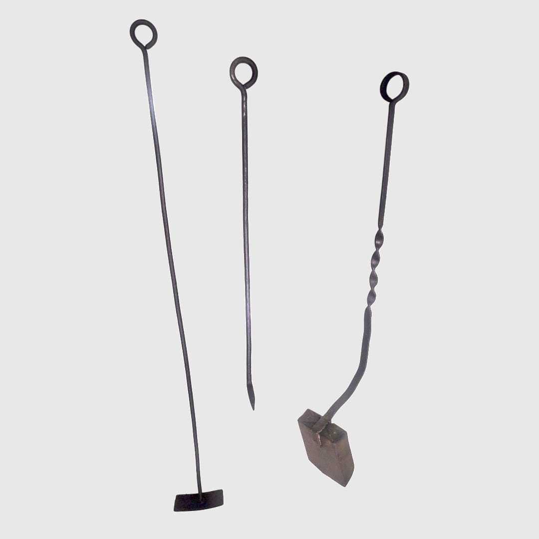Este exclusivo set de herramientas para chimenea de hierro forjado reúne tradición, resistencia y una estética rústica única.