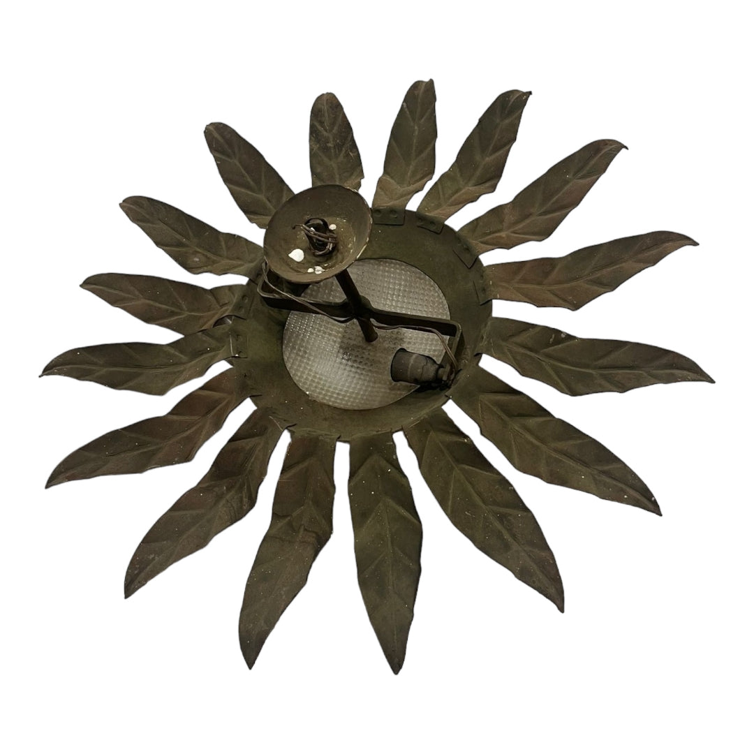 Lámpara Hojas años 50 de techo en hierro dorado con diseño de hojas y cristal difusor. Ideal para iluminar pasillos y halls con estilo vintage.