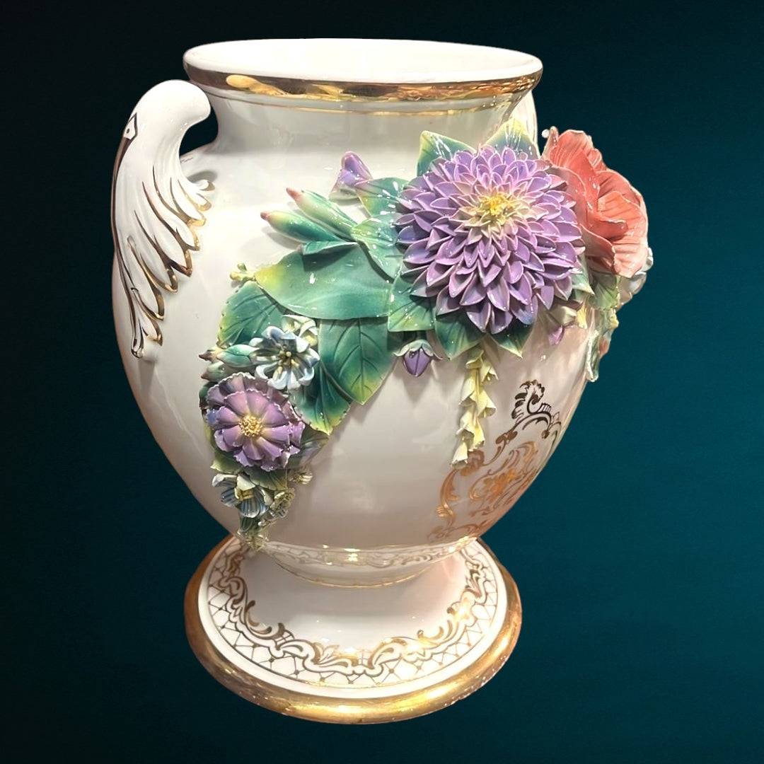 Jarrón japonés decorativo con técnica cáscara de huevo, adornado con flores en relieve y detalles dorados. Ideal para decoración artística elegante.
