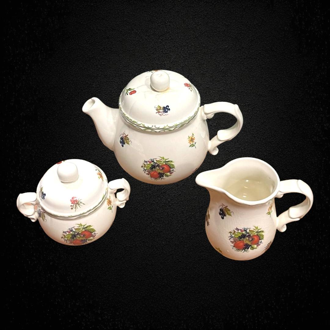 Juego de Te San Claudio - Flores Frutas con diseño floral y frutal en cerámica blanca. Ideal para decoración de cocina o comedor elegante.