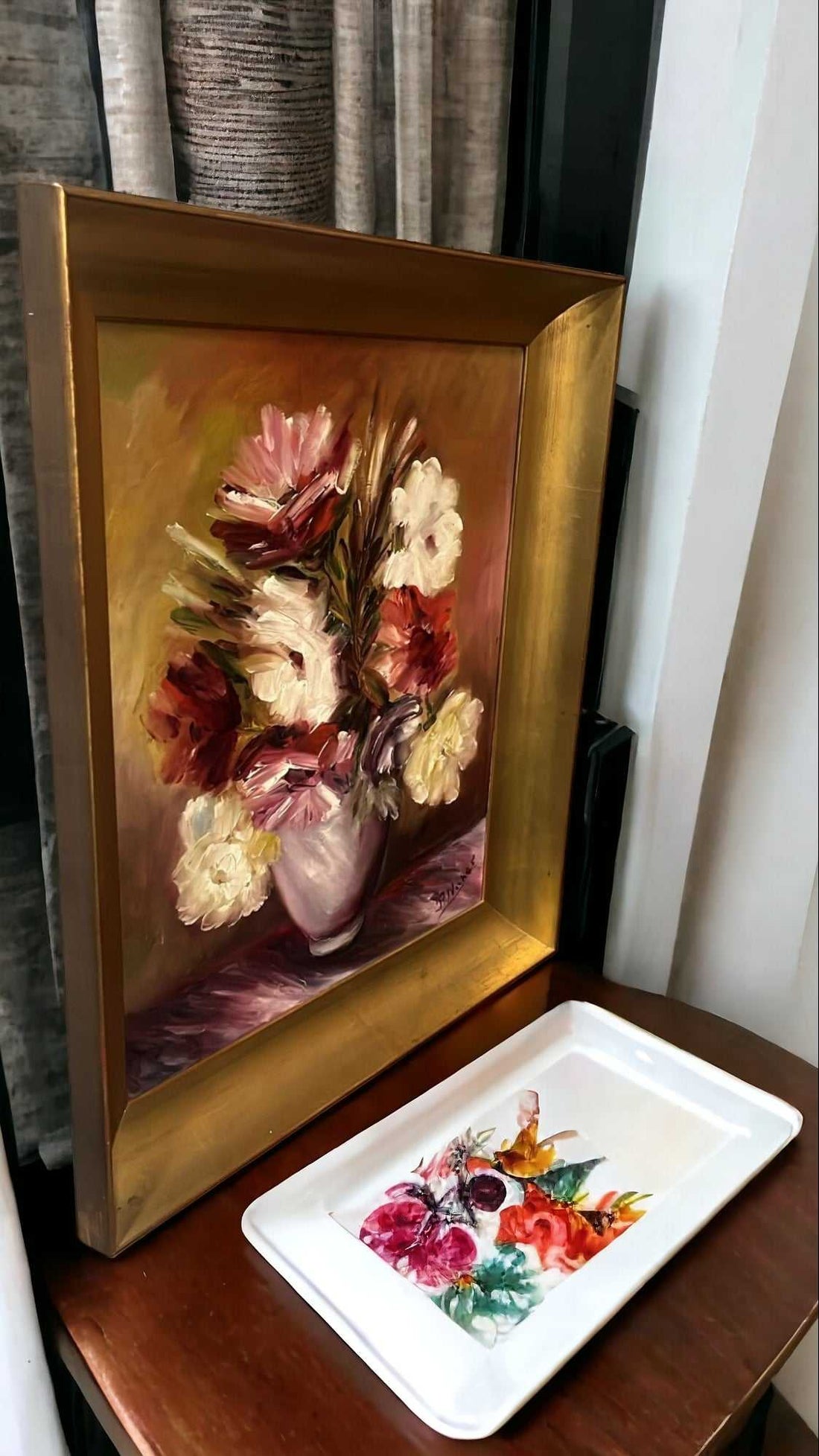 Óleo Floral de R. Naher - Arte Exquisito para Tu Hogar con marco dorado, jarrón blanco y flores vibrantes en tonos rojos, blancos y rosados.
