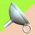 Embudo Cocina de aluminio con diseño decorativo y funcional. Ideal para añadir un toque vintage a tu cocina mientras facilita tus tareas culinarias.