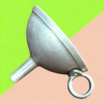 Embudo Cocina de aluminio con diseño decorativo y funcional. Ideal para añadir un toque vintage a tu cocina mientras facilita tus tareas culinarias.
