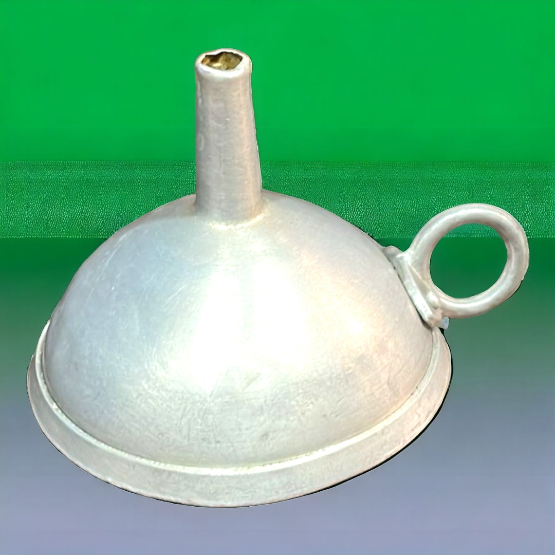 Embudo decorativo de aluminio con asa lateral. Perfecto para uso práctico en la cocina y como elemento de decoración rústica y elegante.