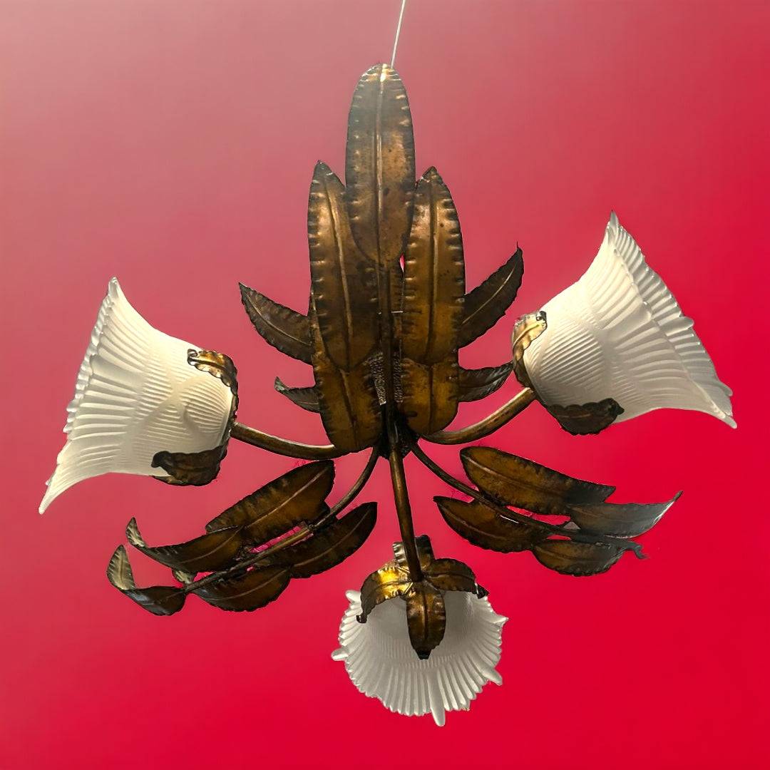 Lámpara de Techo Hojas Años 50 con tulipas blancas y estructura de hierro dorado, estilo retro para decoración vintage en hogar y jardín.
