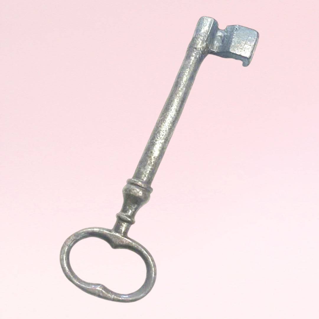 Llave antigua de forja para decoración, ideal para el hogar, con acabado metálico envejecido. Perfecta para estilo rústico en paredes o puertas.