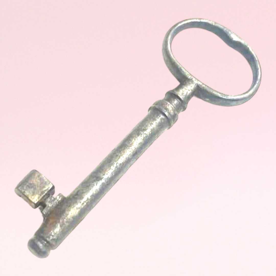 Rara llave antigua de forja en metal envejecido, ideal como elemento decorativo vintage para interiores del hogar.