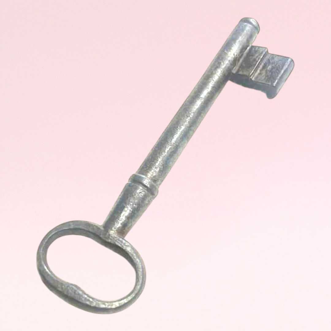 Rara llave antigua de forja con diseño metálico envejecido, ideal como decoración vintage para puertas o espacios del hogar.