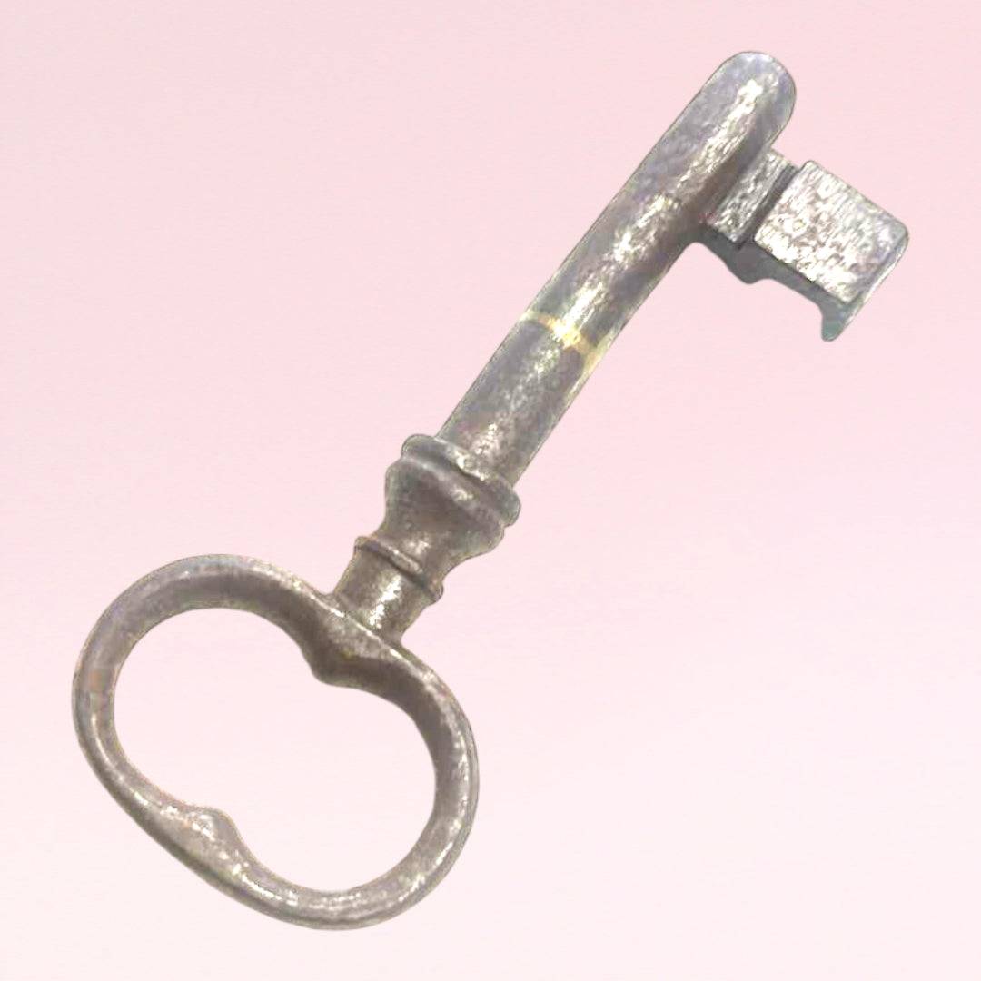 Rara llave antigua de forja con diseño curvo, ideal como elemento decorativo vintage para el hogar. Perfecta para decoración de puertas rústicas.