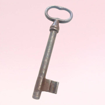 Llave antigua de forja para decoración de interiores - Cositas Antiguas – La Guadaña, Anticuarios Online en Jerez , vender antigüedades, muebles antiguos