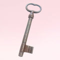 Llave antigua de forja, pieza rara decorativa para el hogar - Cositas Antiguas – La Guadaña, Anticuarios Online en Jerez , vender antigüedades, muebles antiguos
