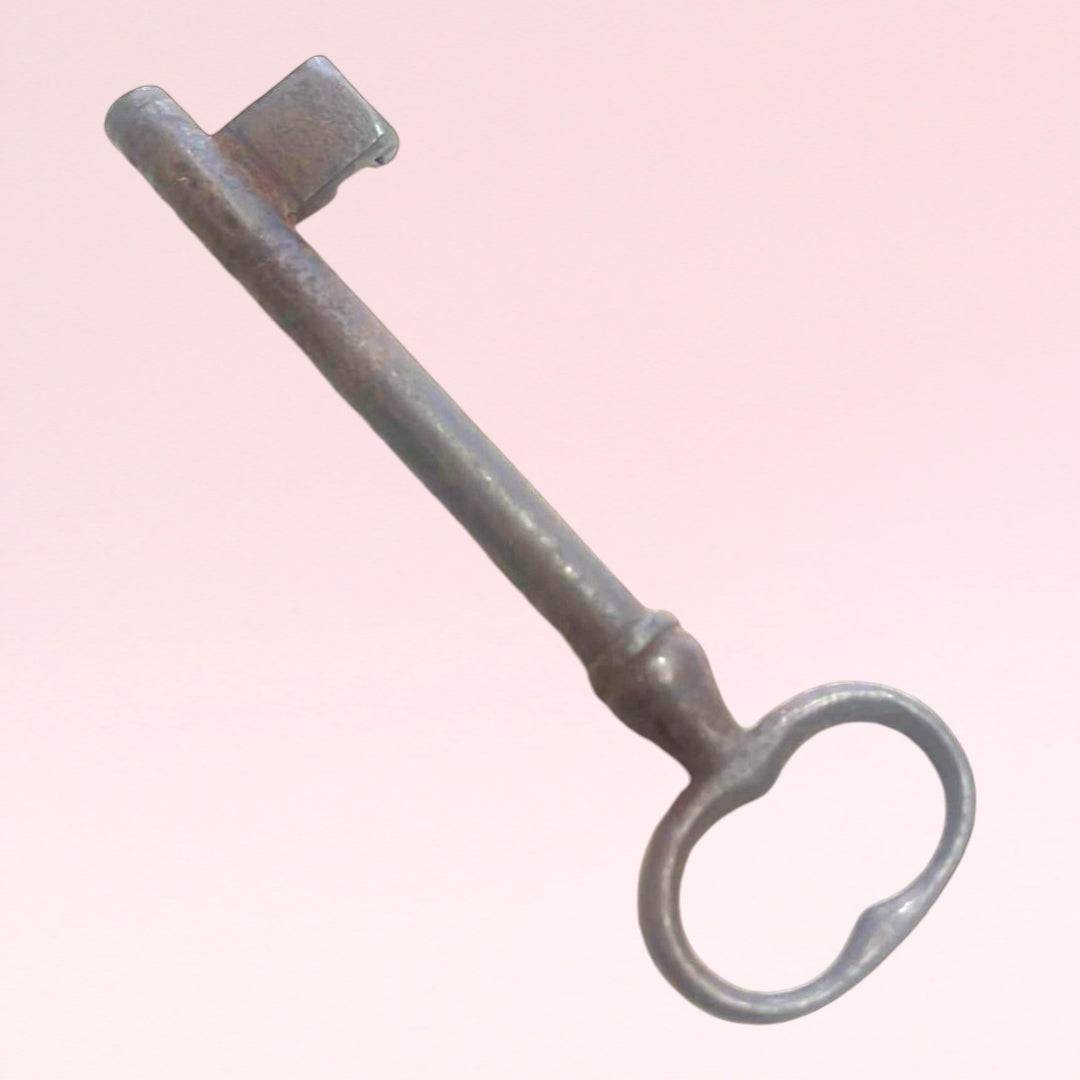 Llave antigua de forja, pieza rara decorativa para el hogar - Cositas Antiguas – La Guadaña, Anticuarios Online en Jerez , vender antigüedades, muebles antiguos