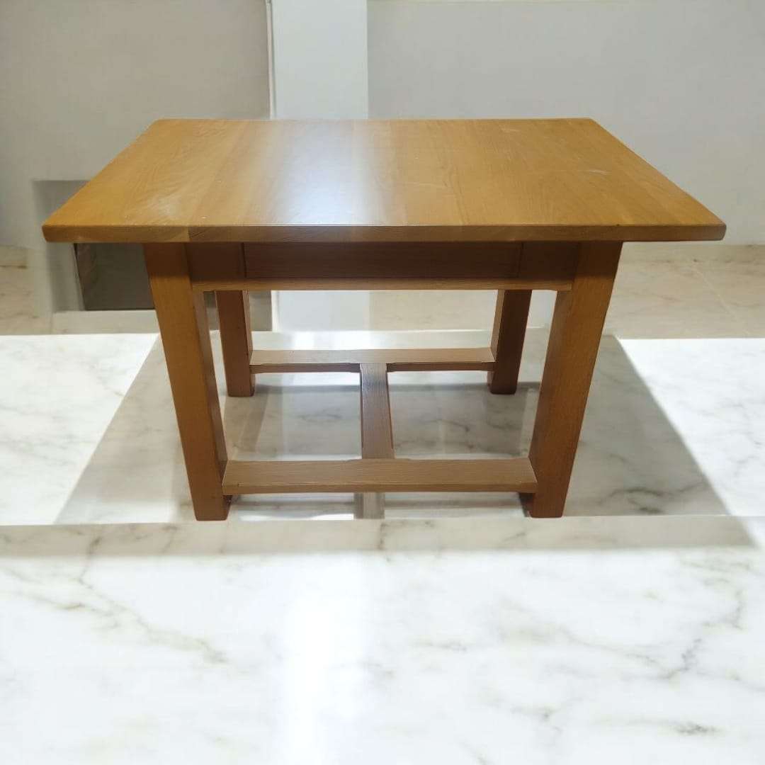 Mesa de madera maciza con cajón camuflado abierto

