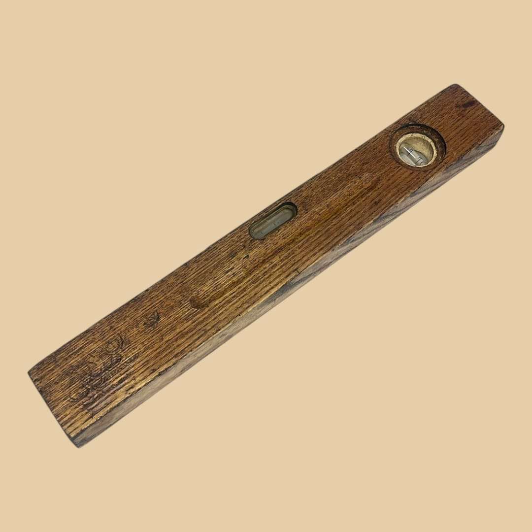 Nivel de burbuja antiguo de madera vista frontal