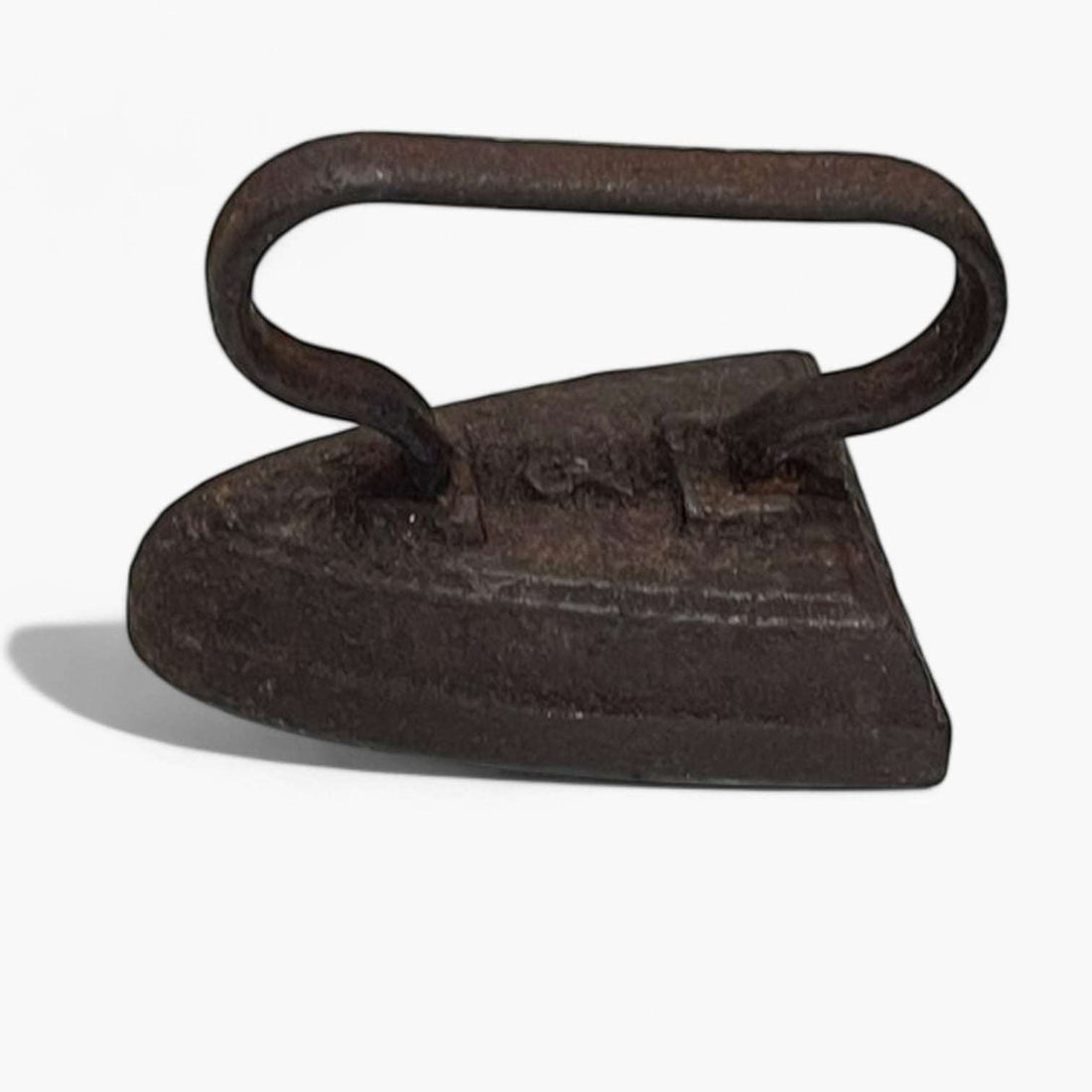Plancha antigua de hierro macizo con mango curvo, pieza única coleccionable ideal para decoración vintage en el hogar.