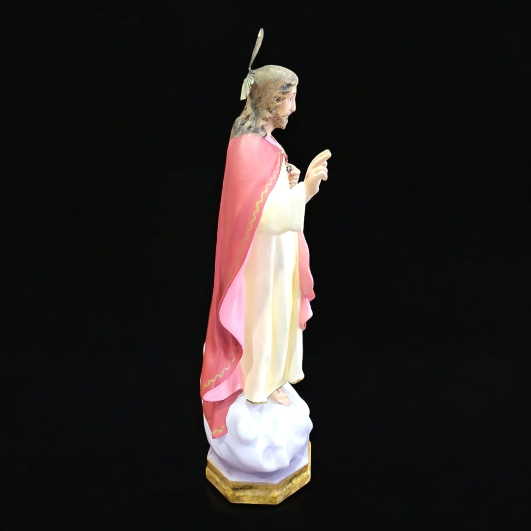 Vista frontal del Sagrado Corazón de Jesús en posición de bendecir, con peana de pasta de madera.