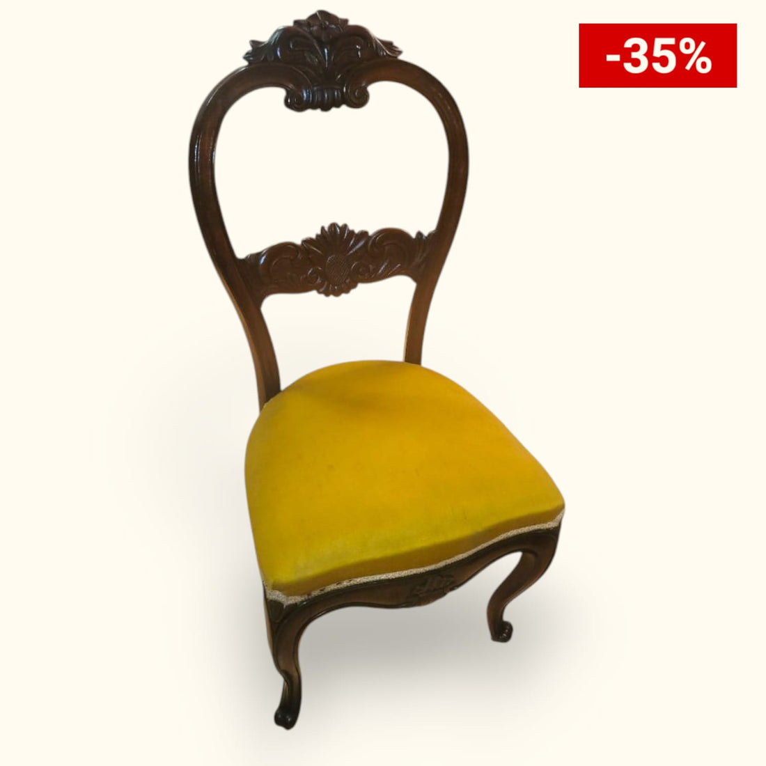 Cuatro sillas estilo Isabelino en madera de caoba con tapizado amarillo.