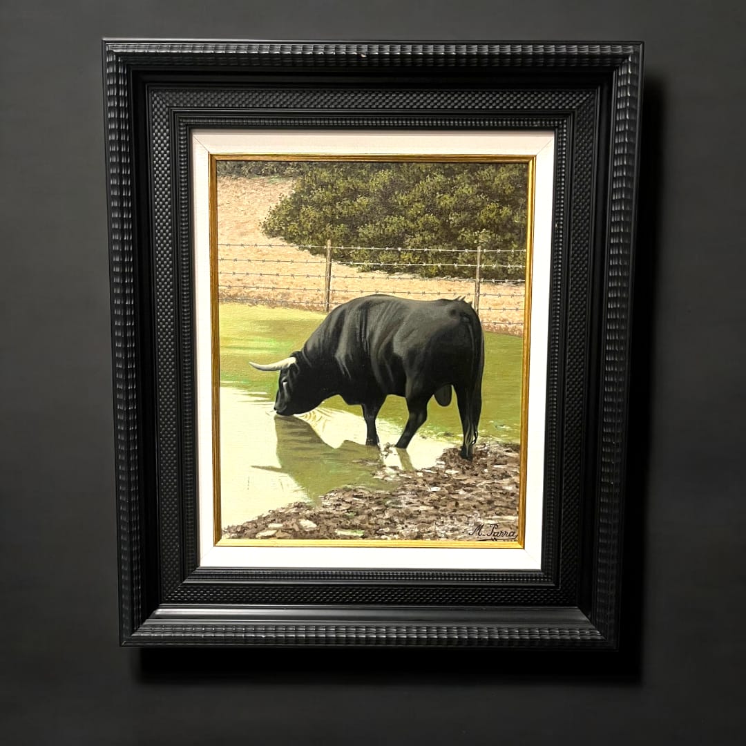 Óleo de toro en el campo por Miguel Parra, enmarcado en negro con detalles dorados. Pintura realista con reflejos en el agua y fondo natural.