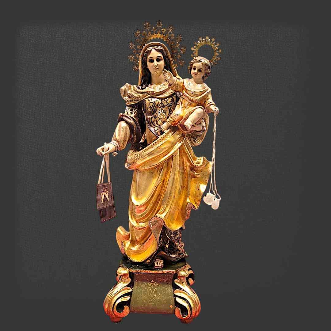 Figura de la Virgen del Carmen de Olot con Niño Jesús, elaborada en pasta de madera, con acabados dorados y base decorativa artesanal.