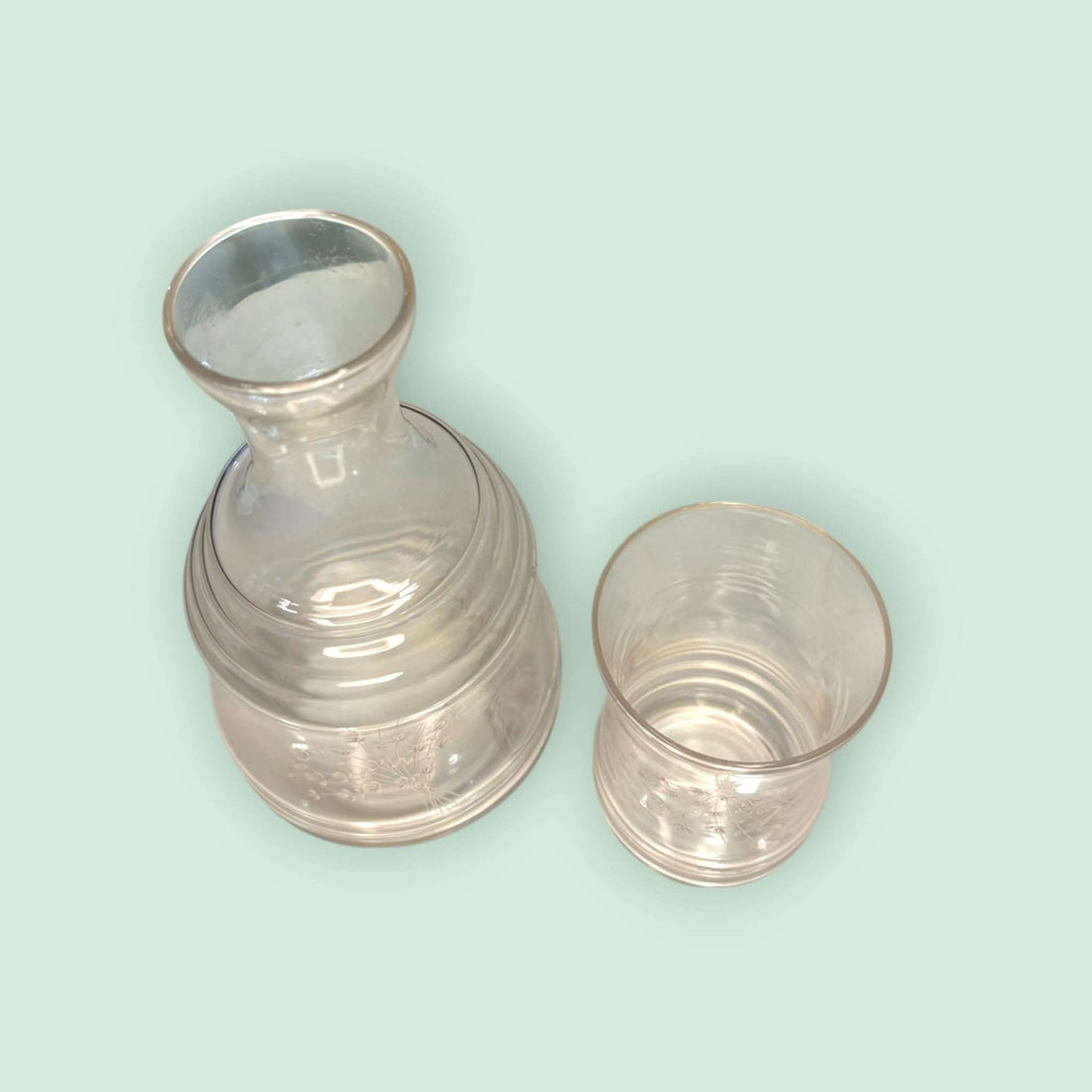 Botella con vaso de cristal antigua para agua grabada, conjunto decorativo de vidrio transparente con detalles florales. Ideal para decoración vintage.