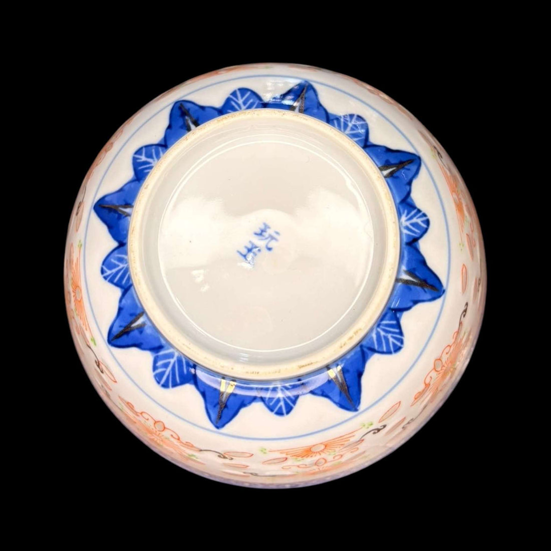 Lote de porcelana china con tazón grande y 4 cuencos con cucharas en azul, blanco y detalles rojos. Ideal para decoración de mesa elegante.