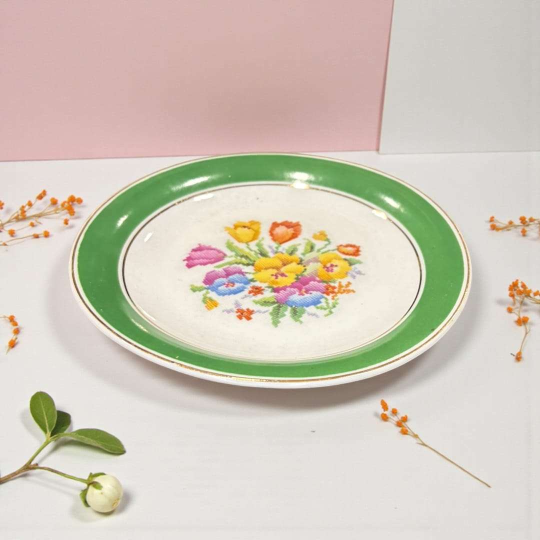 Plato de porcelana Jäger floral alemán antiguo único con borde verde y diseño central de flores pintadas a mano, ideal para decoración vintage.
