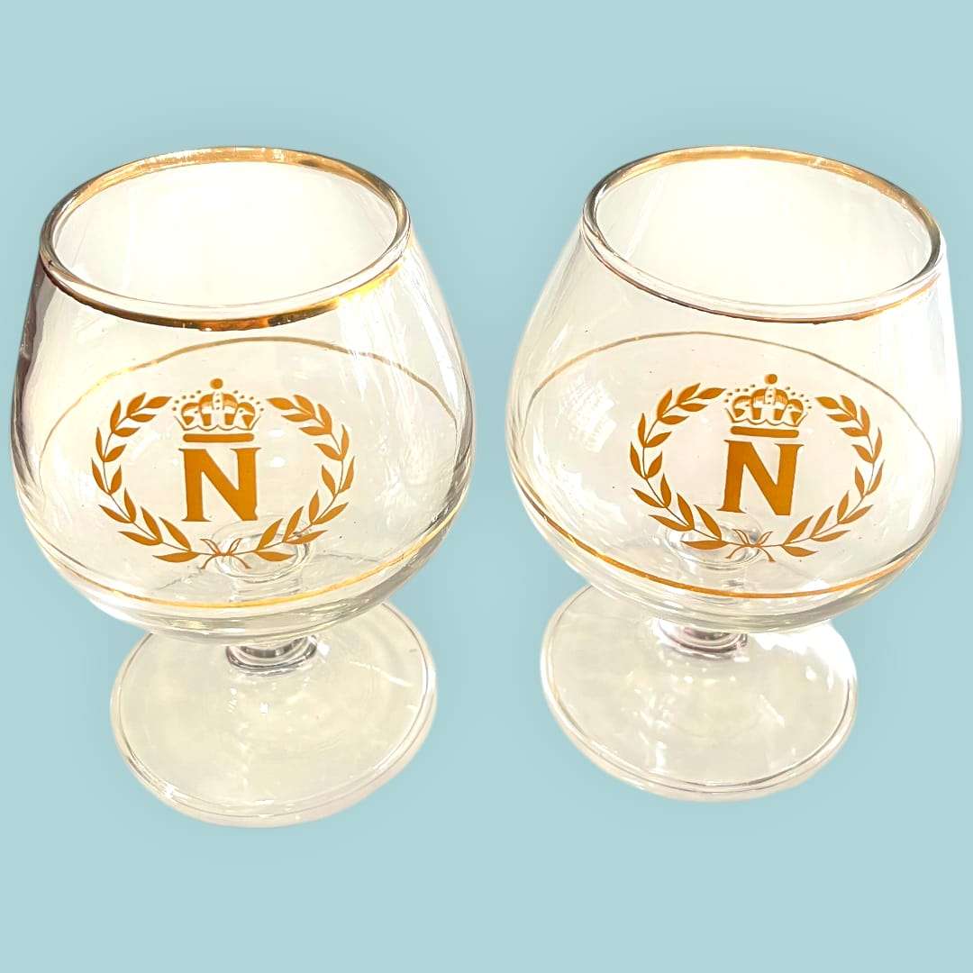 Lote de copas Napoleón de cristal con decoración dorada y emblema imperial en forma de corona y laurel. Ideal para decoración vintage y coleccionistas.