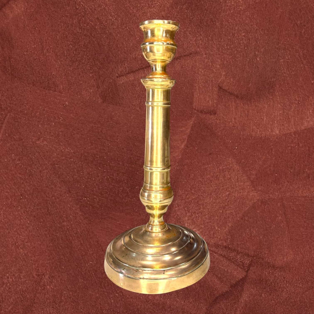 Candelabro de metal dorado clásico con base redonda y diseño elegante, ideal para iluminación tradicional en decoración de hogar o capilla.