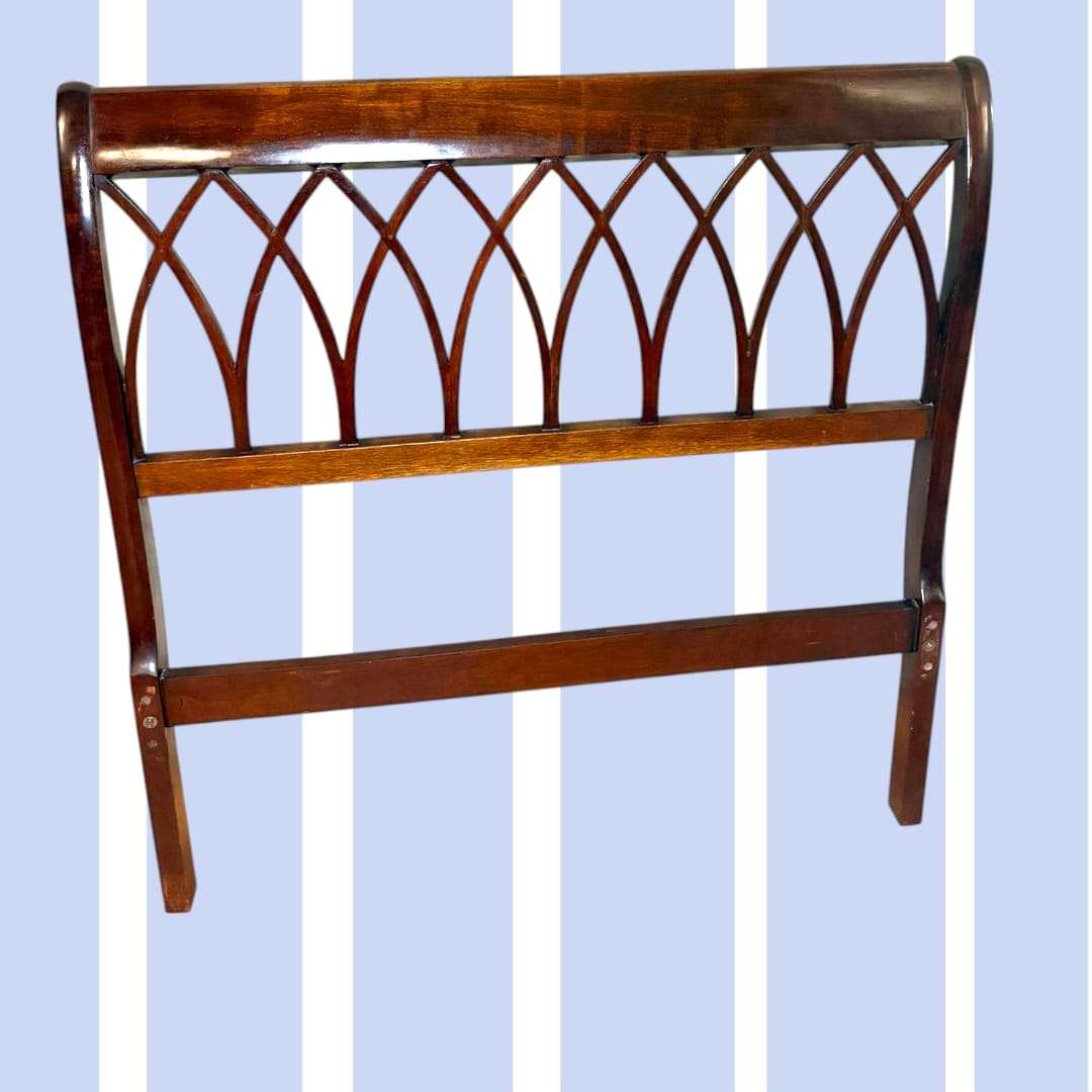 Cabecero de caoba clásico con estructura refinada y diseño calado en celosía arqueada. Ideal para añadir elegancia a dormitorios tradicionales.