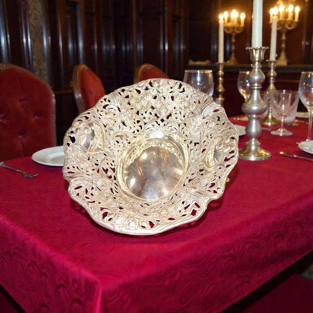 Panera de Metal Plateado Clásica 30 cm en mesa elegante