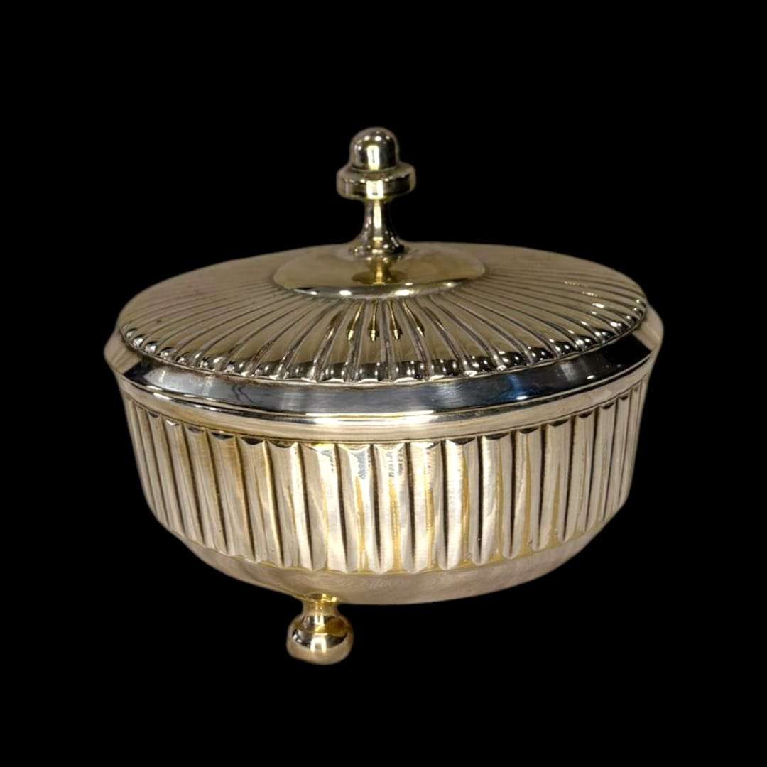 Joyero de metal plateado con tapa acanalada clásica para decorar tocador