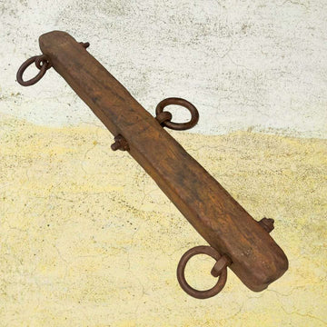 Balancín de madera rústica con anillos de forja para decoración de hogar y jardín