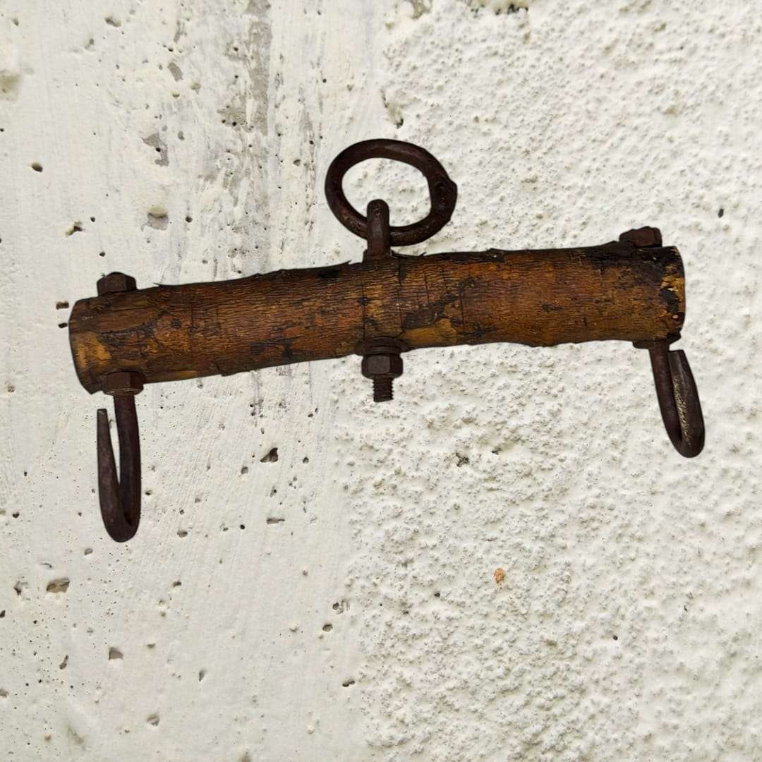 Balancín de madera con anillos de forja para decoración rústica