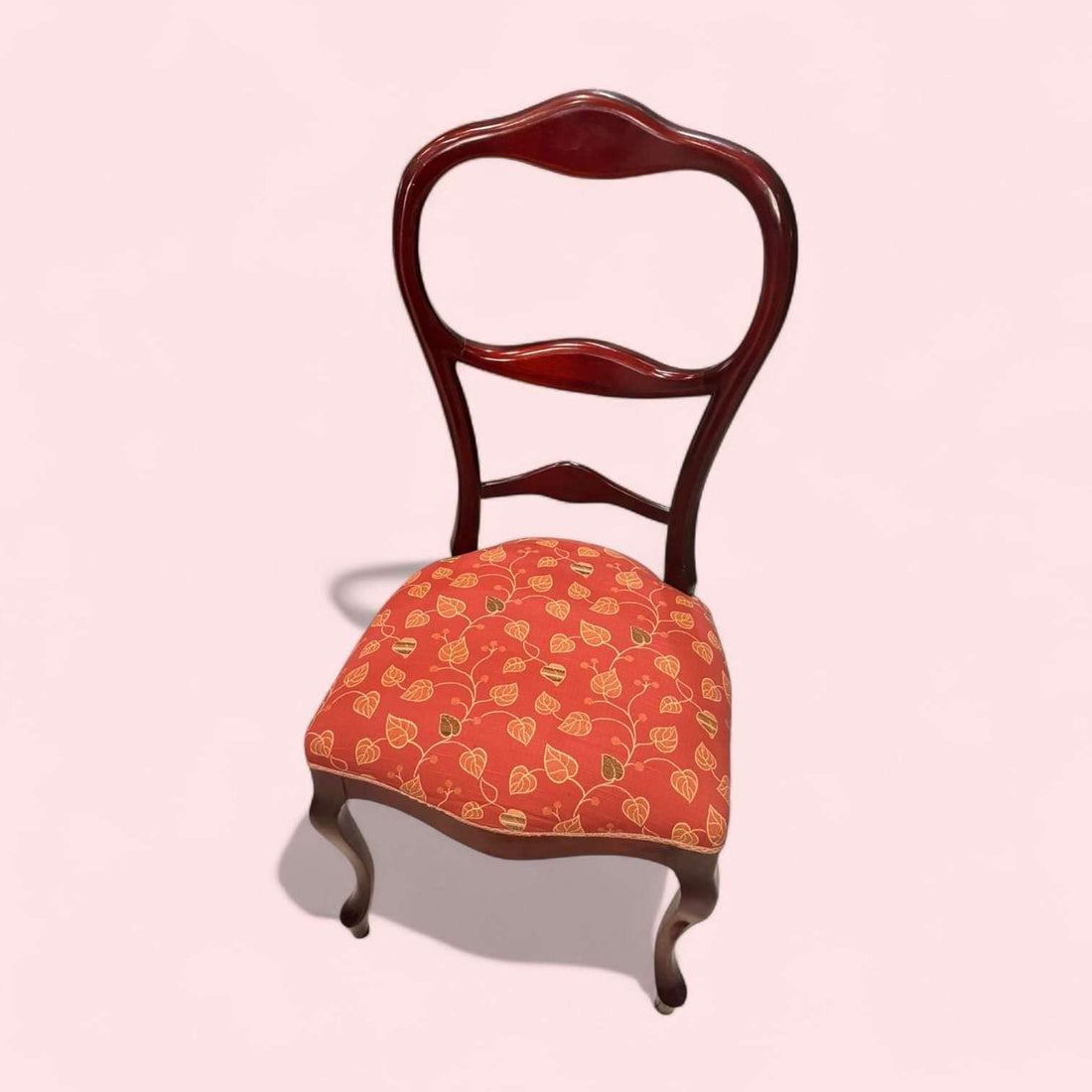 Pareja de sillas clásicas de madera tapizadas con asiento floral para decoración de hogar