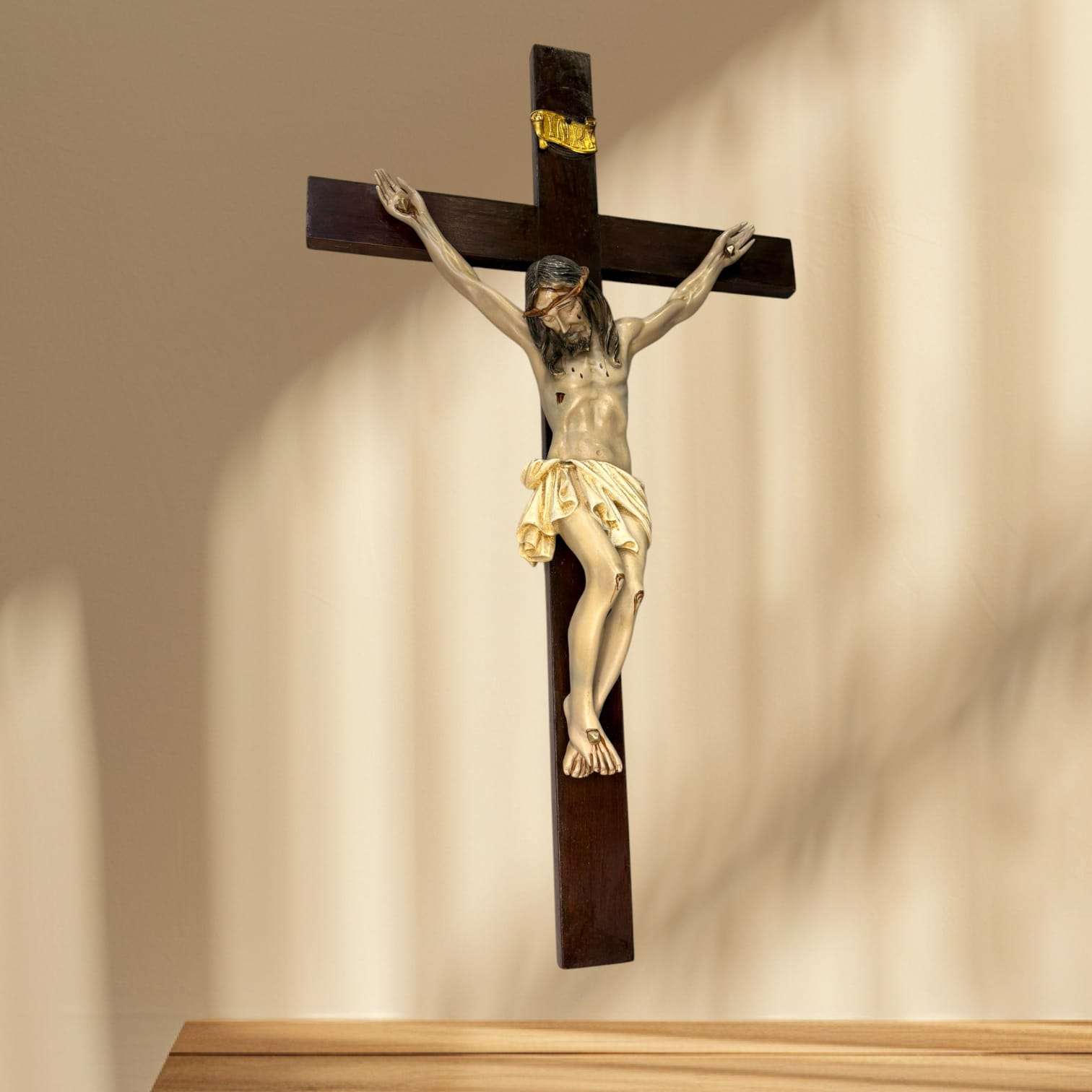 Su función original es claramente devocional: representar a Cristo crucificado como símbolo central de la fe cristiana, de la redención, del sacrificio y de la esperanza. 