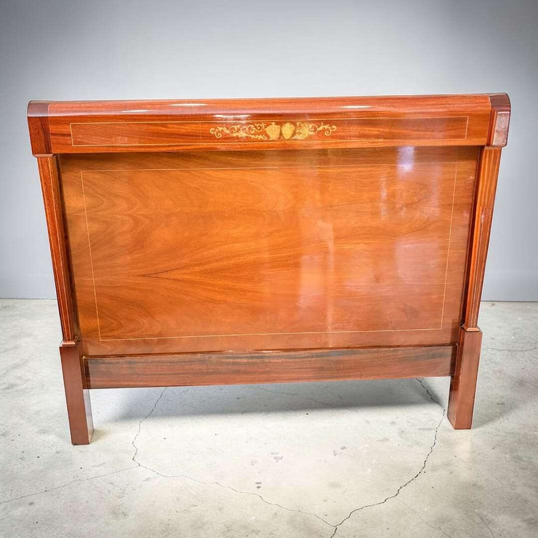 Este Cabecero de caoba es una elección excelente para quienes desean incorporar al dormitorio una pieza antigua con verdadera presencia estética. 