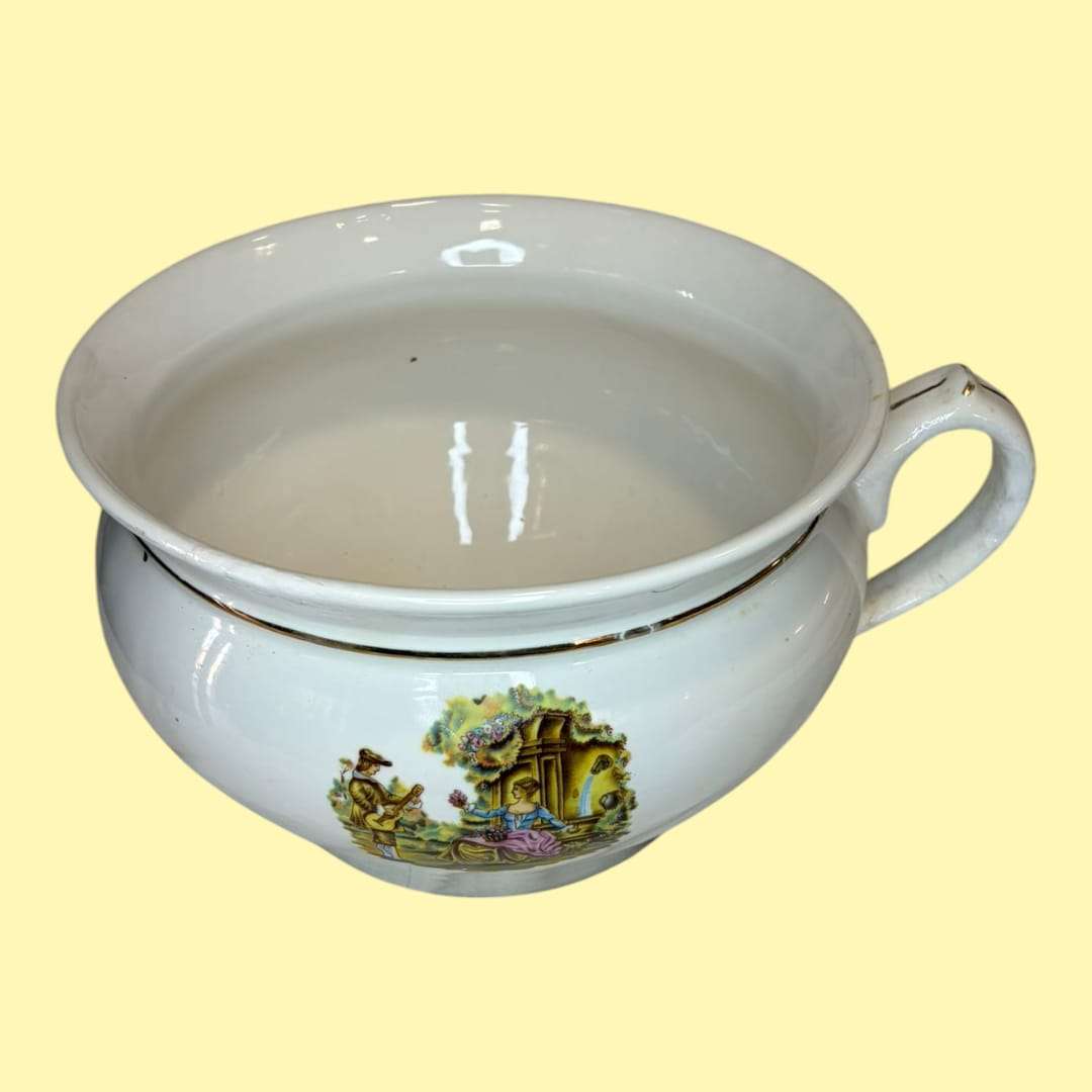 Este Orinal de porcelana es una pieza antigua que conserva toda la personalidad de los objetos cotidianos de otra época. 