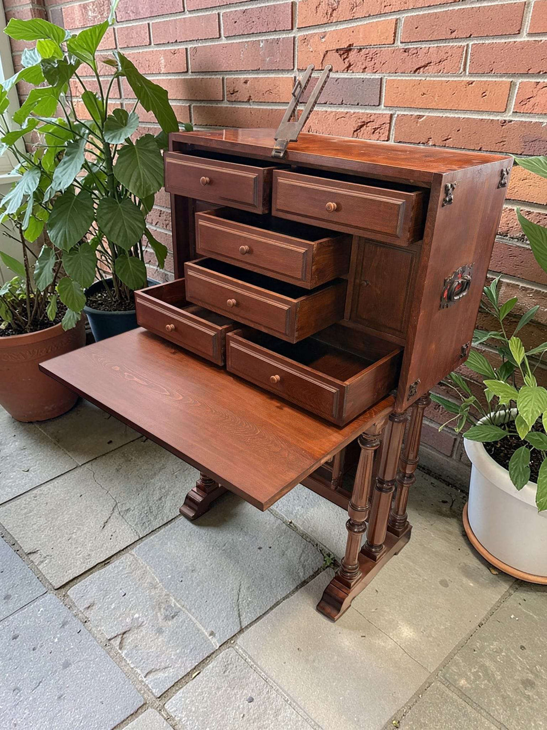 En un despacho, salón o biblioteca, actúa como escritorio auxiliar, mueble de almacenaje y pieza de conversación. 