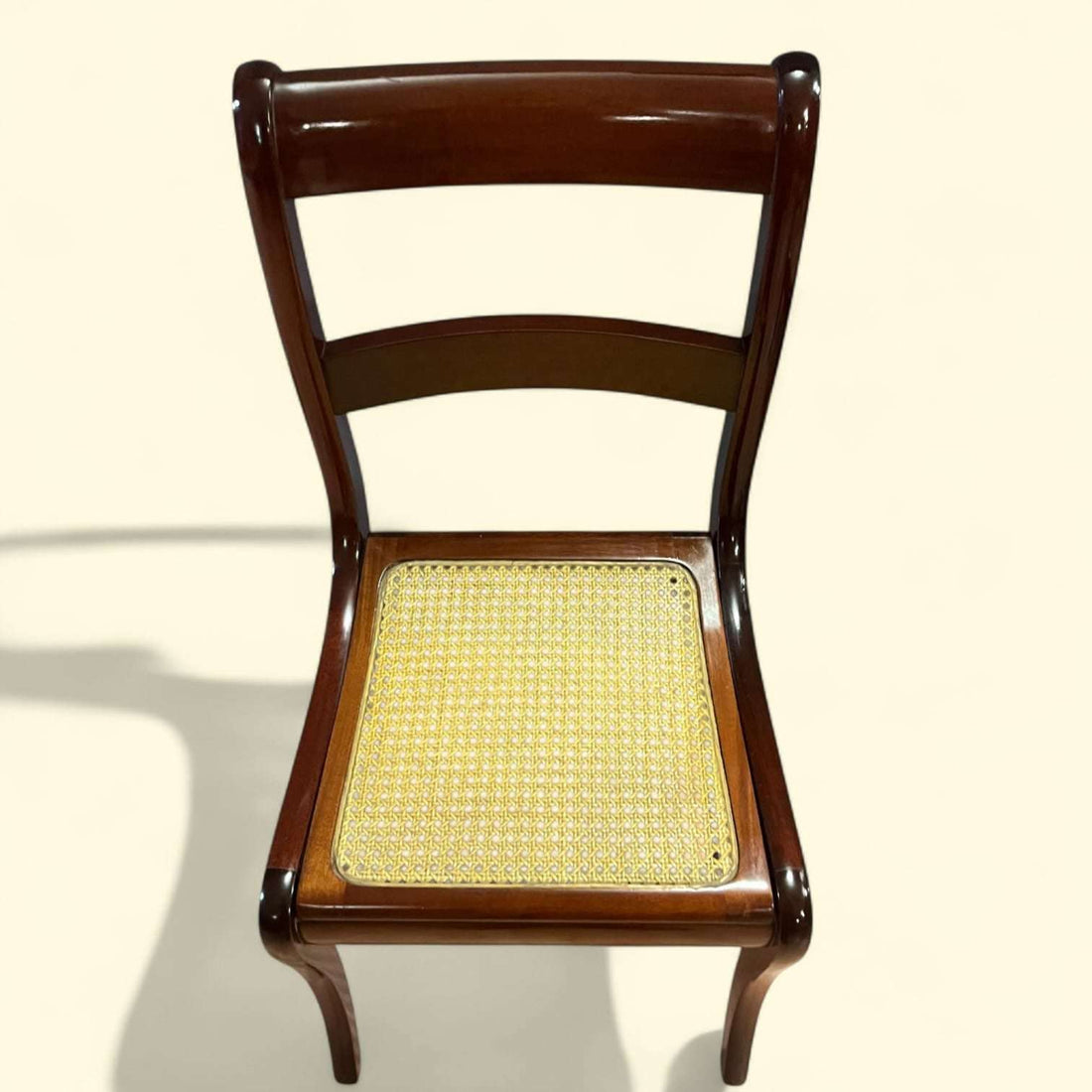Estas Sillas destacan por su versatilidad: pueden utilizarse alrededor de una mesa de comedor, en una salita, en un dormitorio amplio o incluso en un proyecto decorativo de estilo clásico, francés o ecléctico.