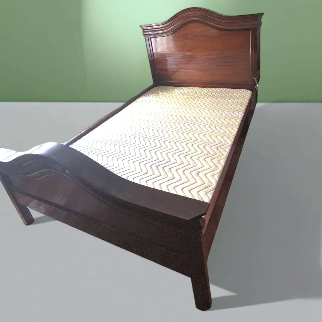  La caoba luce un tono cálido, profundo y uniforme, con vetas visibles que enriquecen la superficie y refuerzan la sensación de nobleza del material.
