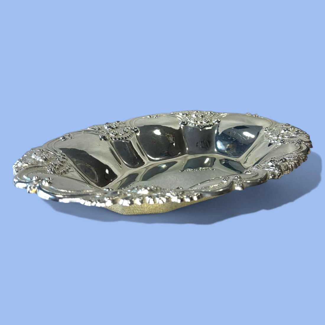 Panera antigua de metal plateado decorativa para mesa y hogar