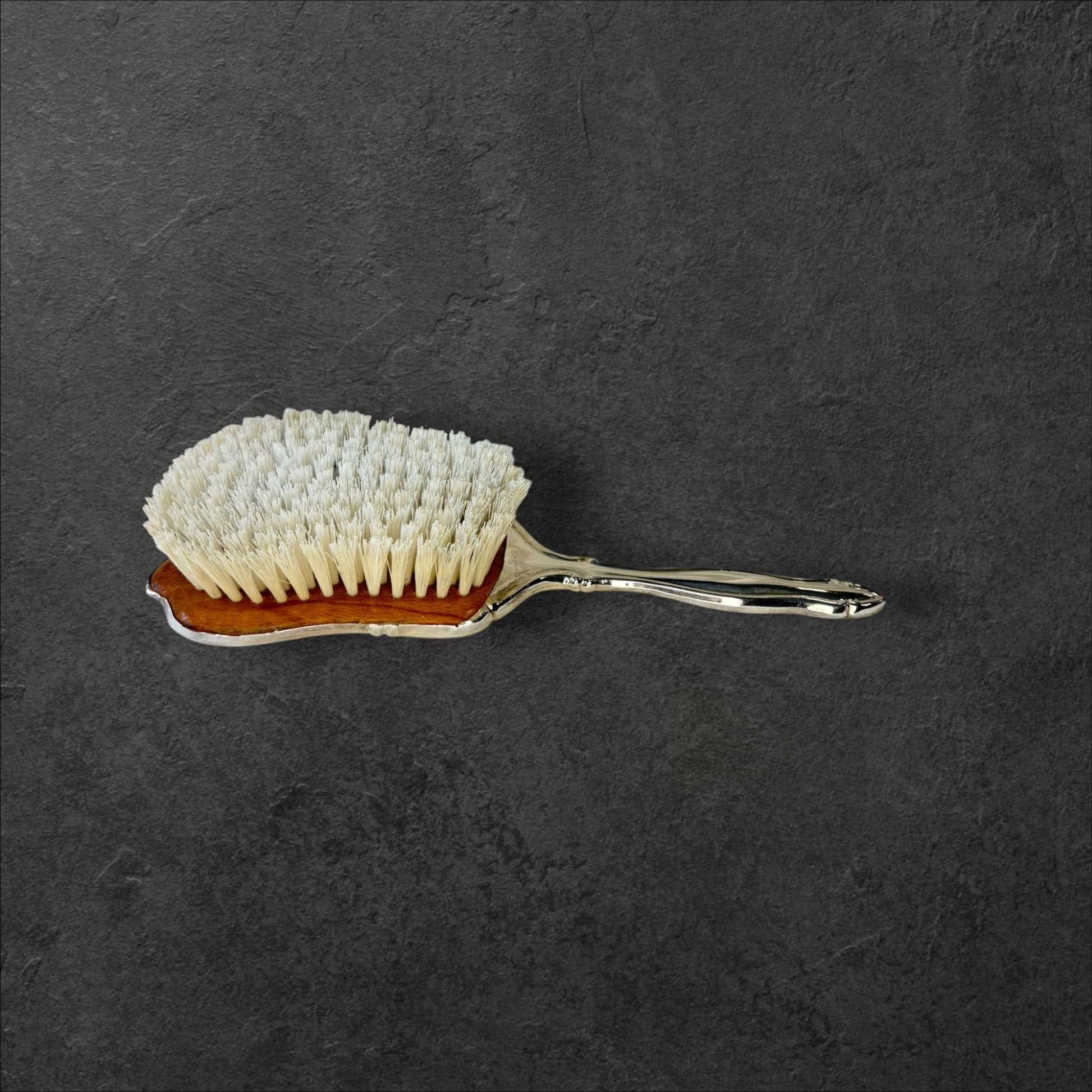 Su función original era acompañar el arreglo diario: el espejo de mano permitía revisar peinado y rostro, el cepillo para cabello se destinaba al cuidado y orden del pelo, y el cepillo para ropa ayudaba a mantener tejidos y prendas en mejor estado. 